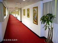 客房樓層的地毯走廊掛滿油畫 Art gallery